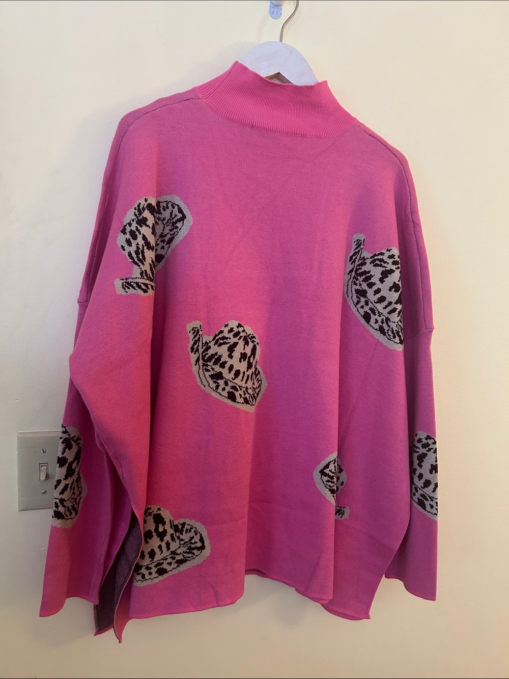 entro Women’s Large Sweater Bright Pink Mock Neck Animal Print Cowboy Hats NWT - Picture 6 of 16